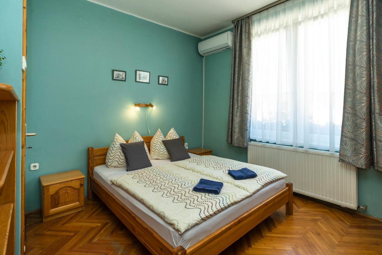 Cecey Vendeghaz Bed & Breakfast Егер Екстериор снимка