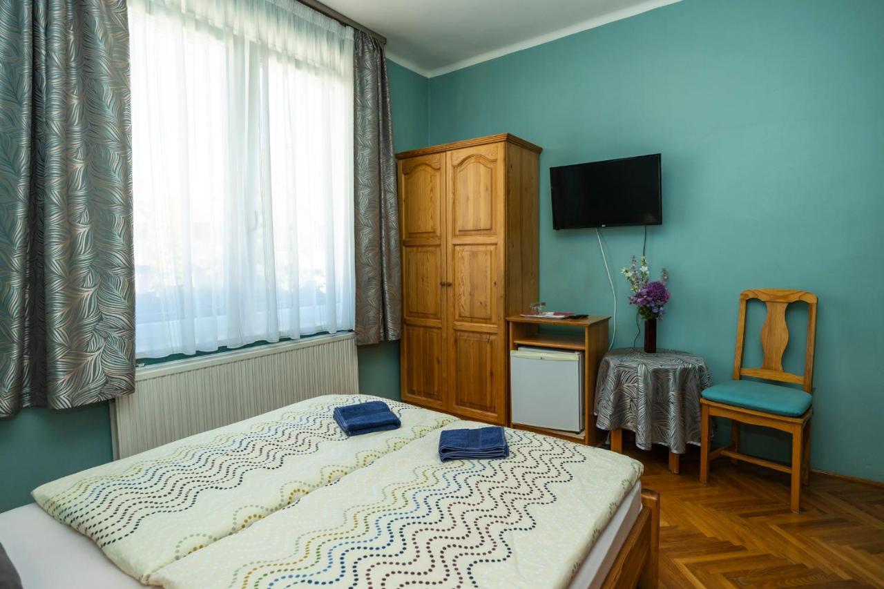 Cecey Vendeghaz Bed & Breakfast Егер Екстериор снимка