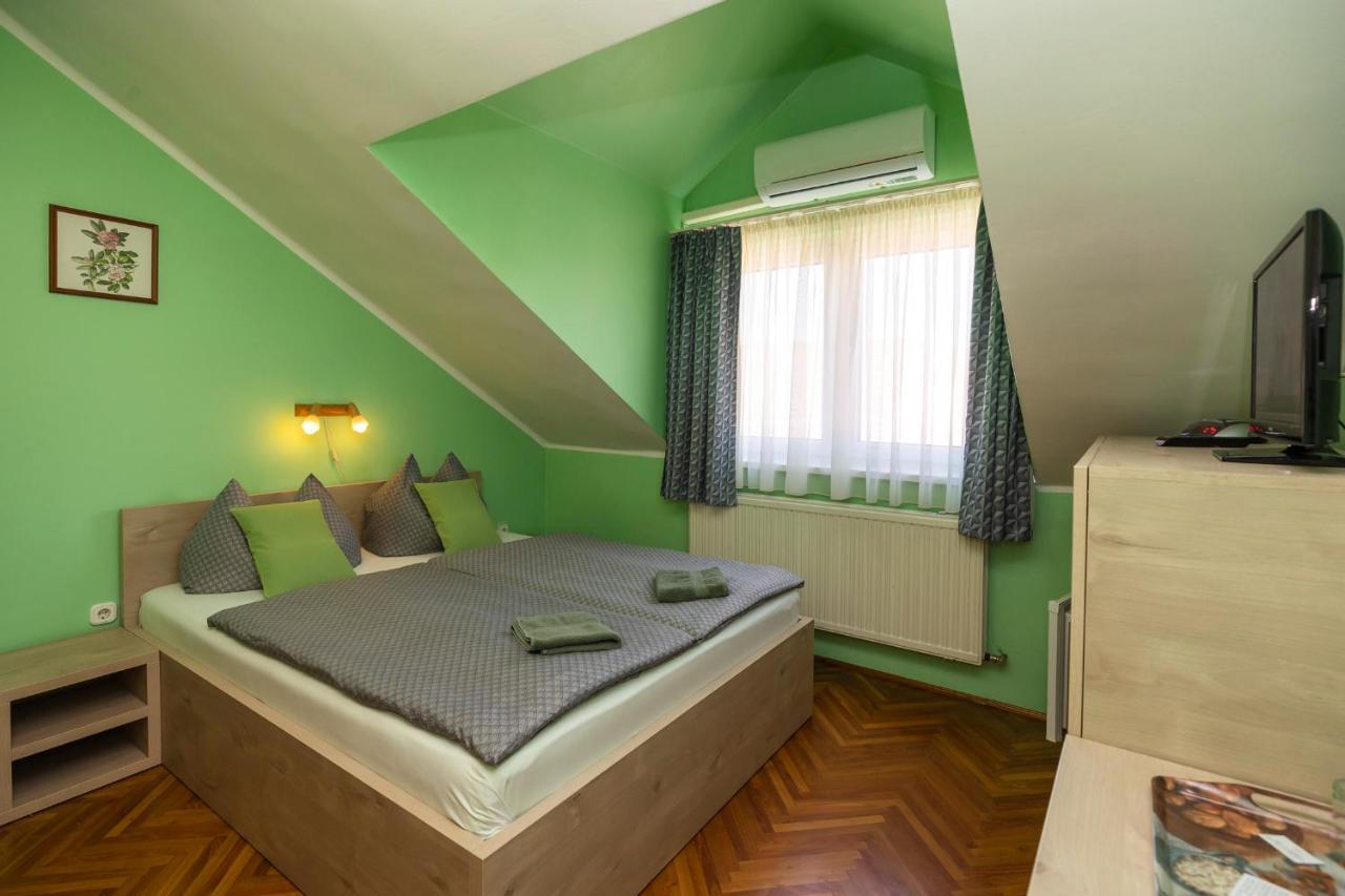 Cecey Vendeghaz Bed & Breakfast Егер Екстериор снимка