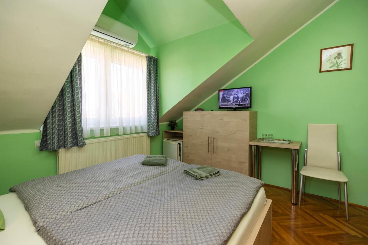 Cecey Vendeghaz Bed & Breakfast Егер Екстериор снимка