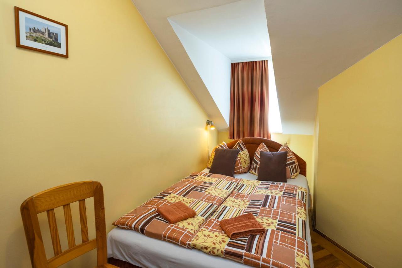 Cecey Vendeghaz Bed & Breakfast Егер Екстериор снимка