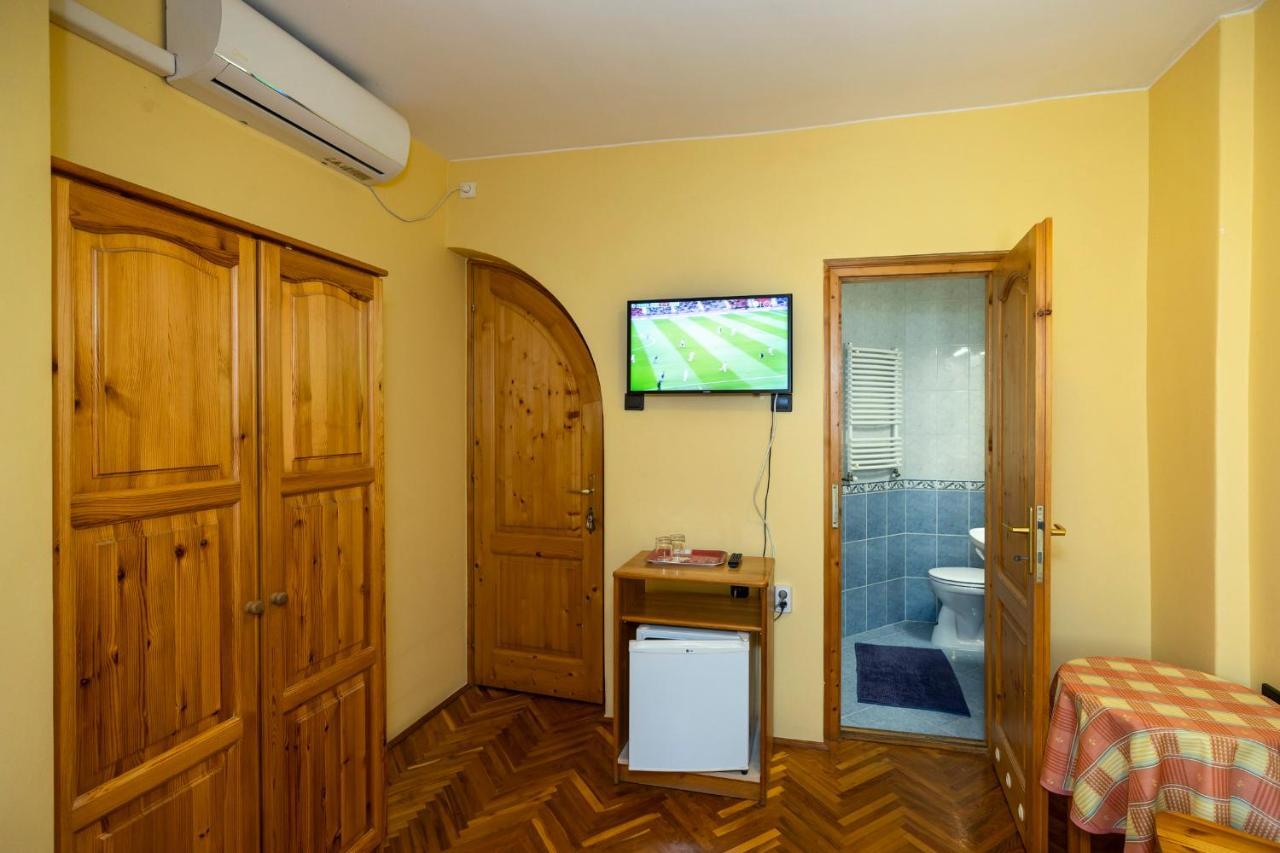 Cecey Vendeghaz Bed & Breakfast Егер Екстериор снимка