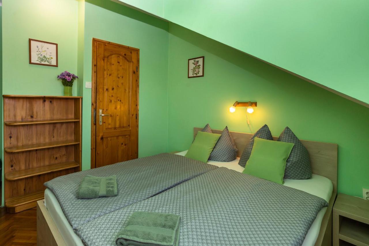 Cecey Vendeghaz Bed & Breakfast Егер Екстериор снимка