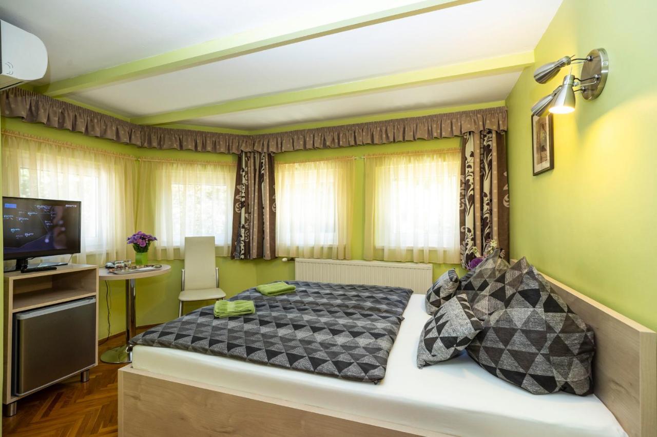 Cecey Vendeghaz Bed & Breakfast Егер Екстериор снимка