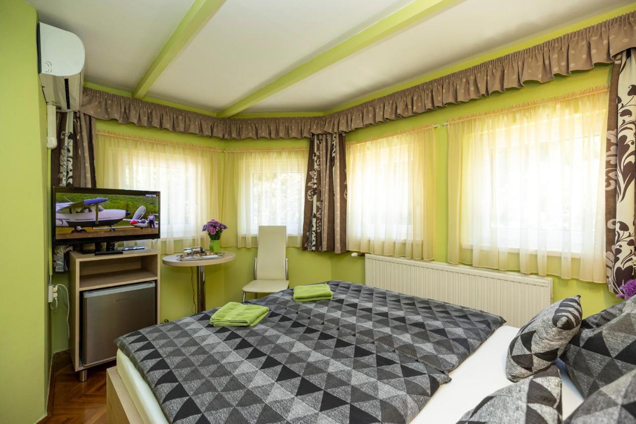 Cecey Vendeghaz Bed & Breakfast Егер Екстериор снимка